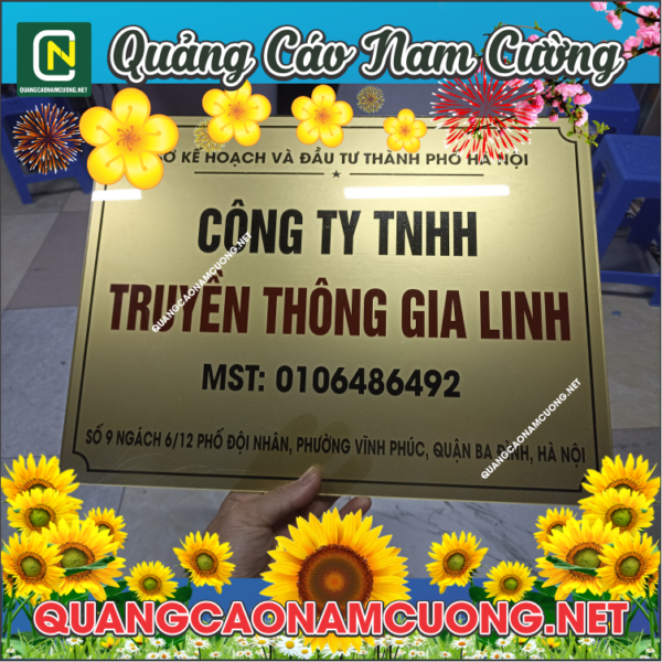 biển công ty mica nhũ đồng